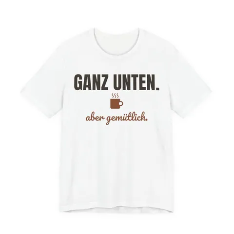 Ganz unten. Aber gemütlich – T-Shirt in Weiß