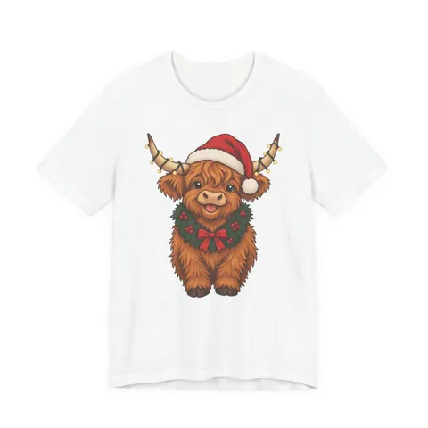 Weihnachtliches Hochlandrind mit Weihnachtsmütze – T-Shirt in Weiß